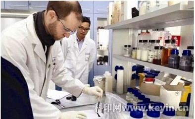 文科男發(fā)明了環(huán)保低碳的水性油墨 引發(fā)行業(yè)技術(shù)革命_企業(yè)專(zhuān)訪_中國(guó)包裝機(jī)械網(wǎng)